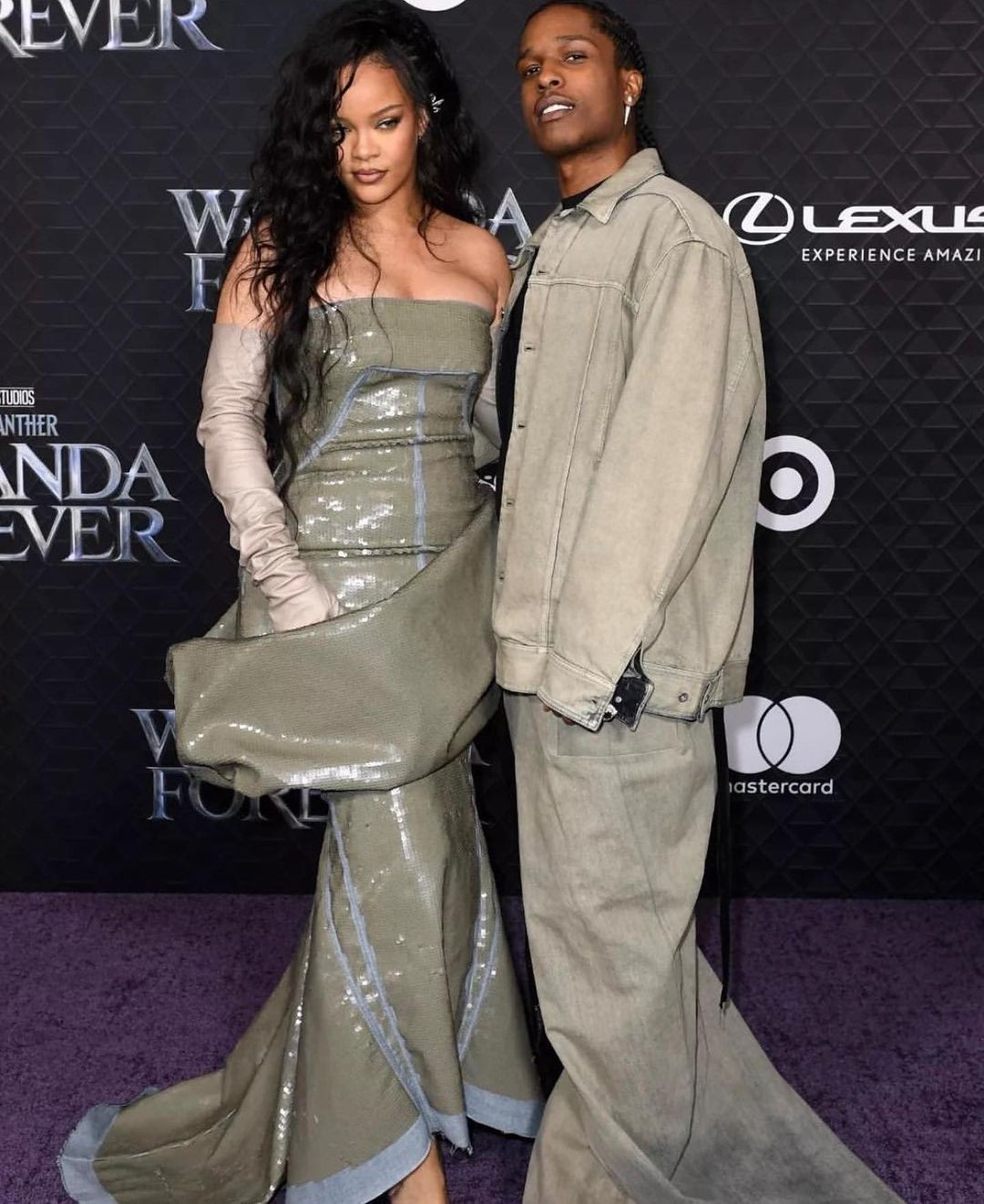 Rihanna doğumdan sonra ilk kez kırmızı halıda - Sayfa 10