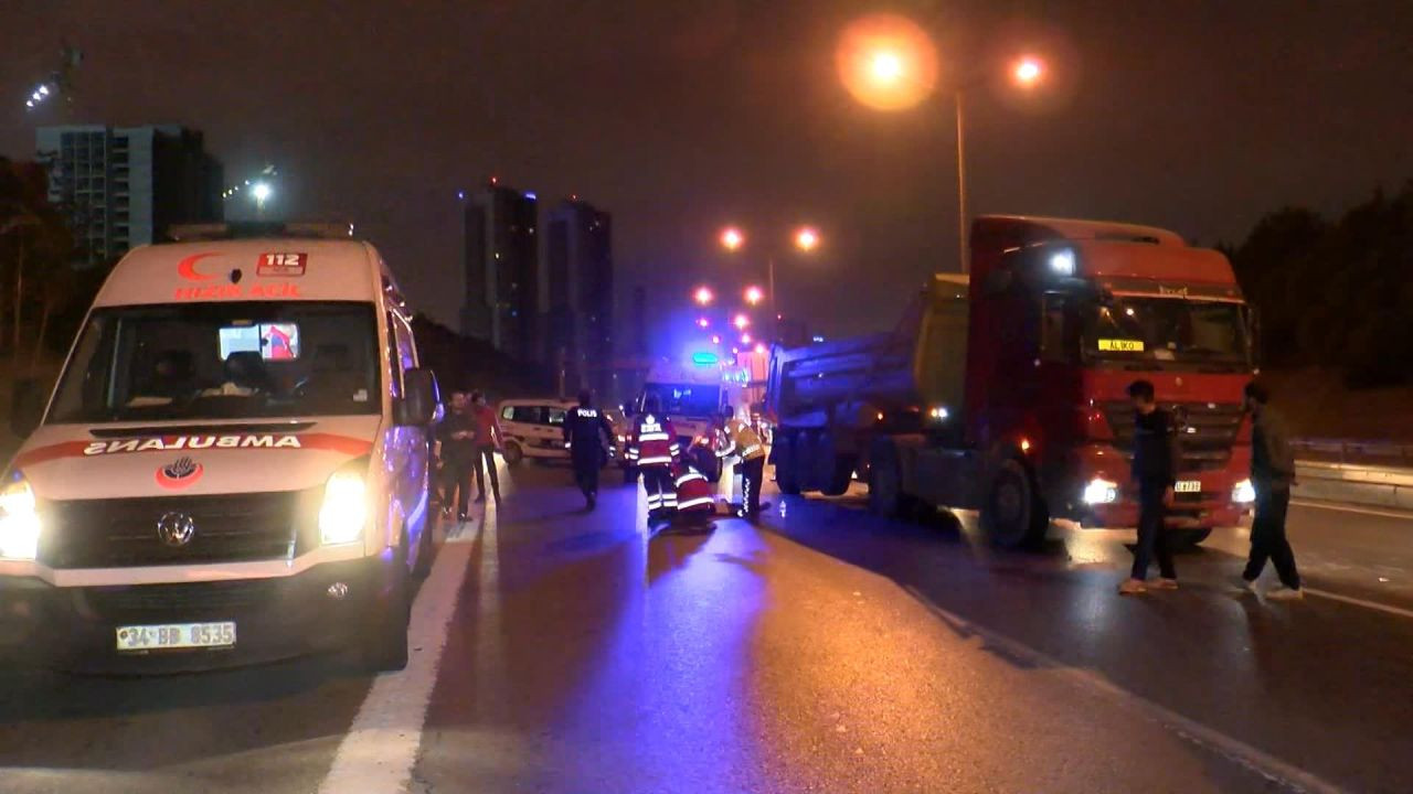 TEM Otoyolu’nda motosiklet üzerinde şakalaşırken kaza yaptılar, 2 kişi yaralı - Sayfa 5