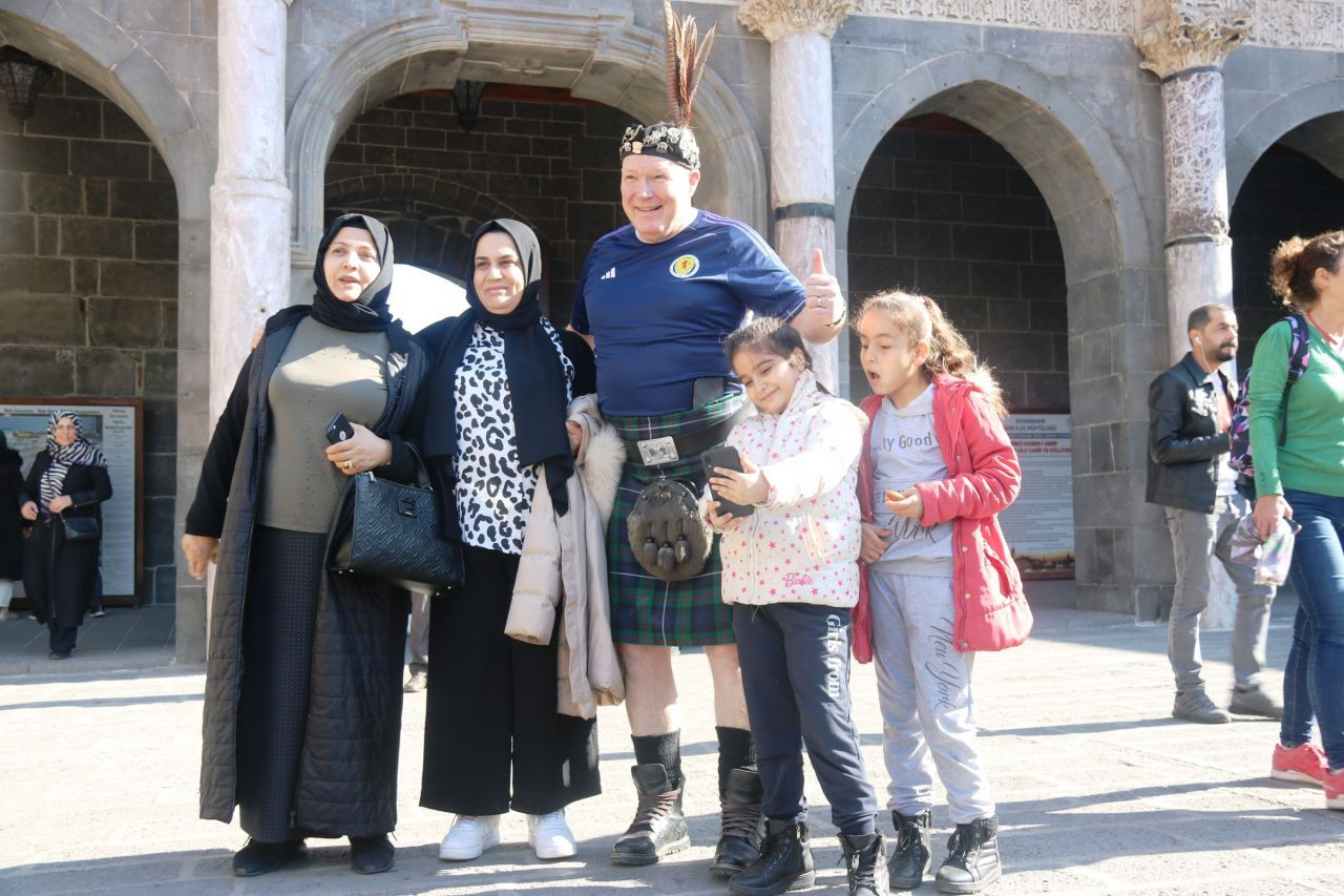 İskoç taraftarlar ile Diyarbakırlılar yöresel kıyafetleriyle bir araya geldi - Sayfa 6