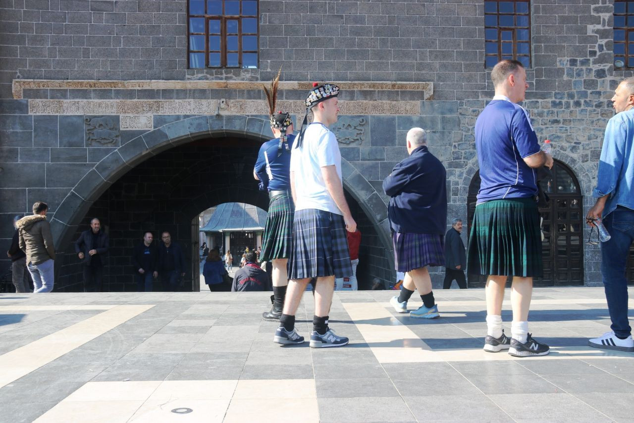 İskoç taraftarlar ile Diyarbakırlılar yöresel kıyafetleriyle bir araya geldi - Sayfa 8