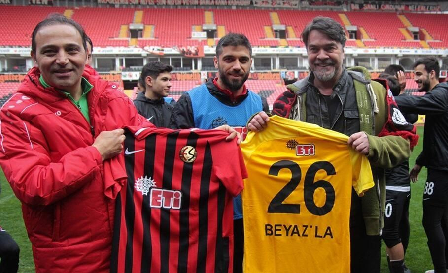 Oyuncu, şarkıcı, manken... Bakın hangi takımı tutuyorlar... - Sayfa 28