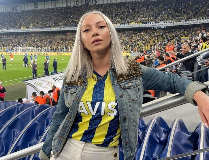 Oyuncu, şarkıcı, manken... Bakın hangi takımı tutuyorlar... - Sayfa 8