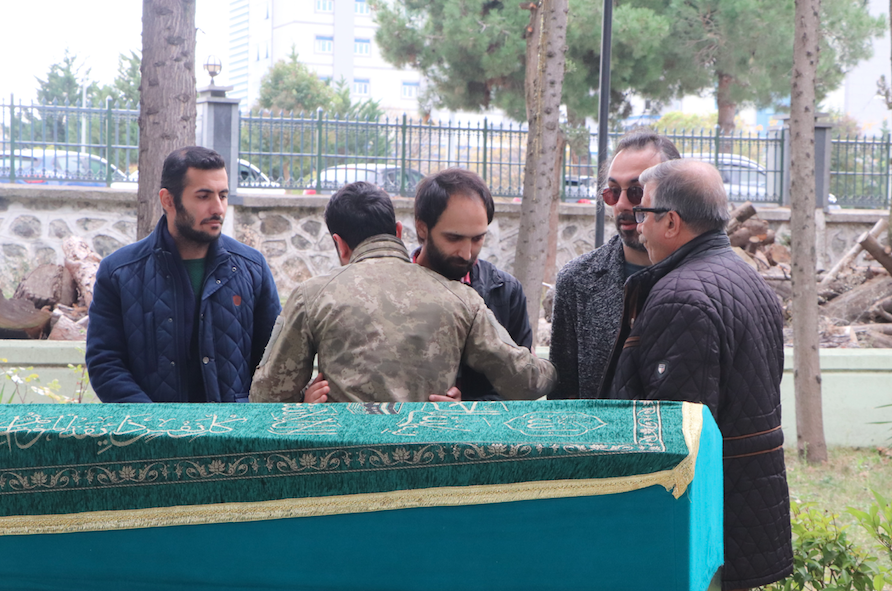 Amasya'daki kazada hayatını kaybeden tiyatro organizatörü Özgür Karataş gözyaşları içinde toprağa verildi - Sayfa 9