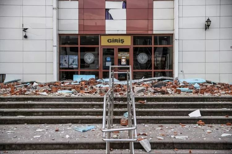 Binalar yıkıldı, evler hasar gördü! Düzce depreminin şiddeti gün ağarınca ortaya çıktı! - Sayfa 8