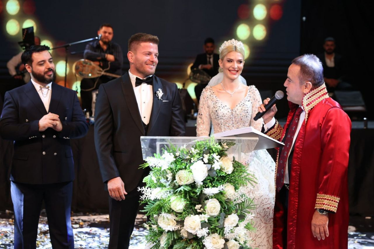 İsmail Balaban ile İlayda Şeker evlendi! İkinci düğünü Antalya'da yaptılar - Sayfa 15