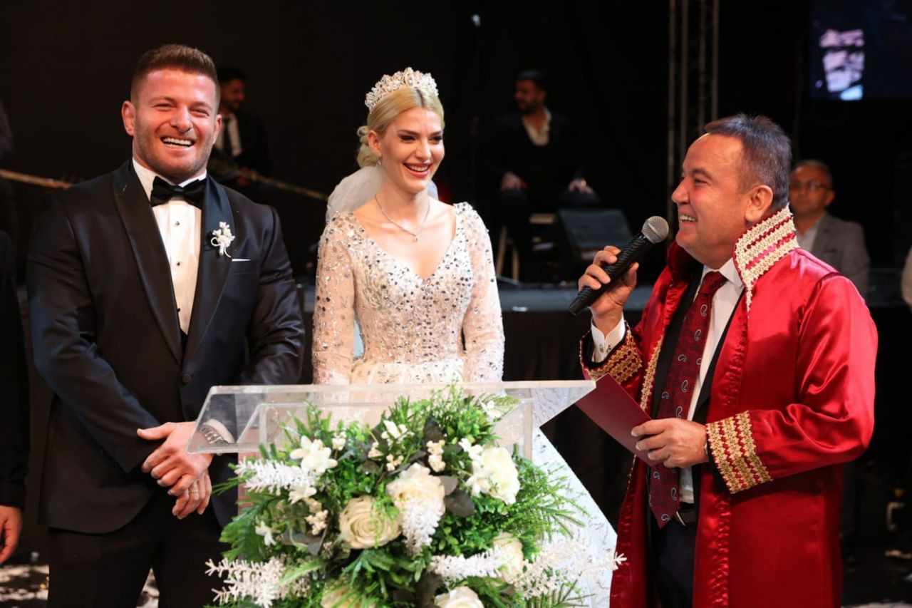 İsmail Balaban ile İlayda Şeker evlendi! İkinci düğünü Antalya'da yaptılar - Sayfa 13