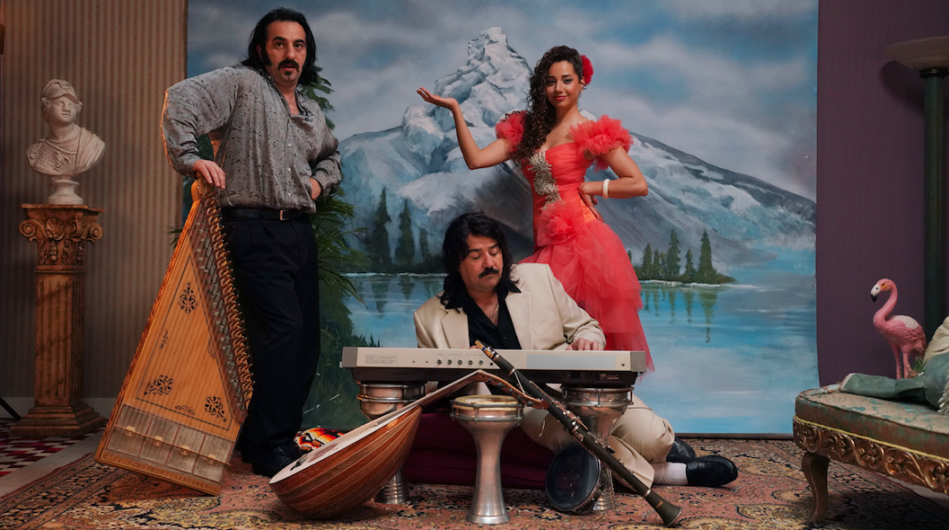 Ata Demirer'in yeni filmi ‘Bursa Bülbülü’nden ilk kareler paylaşıldı - Sayfa 10