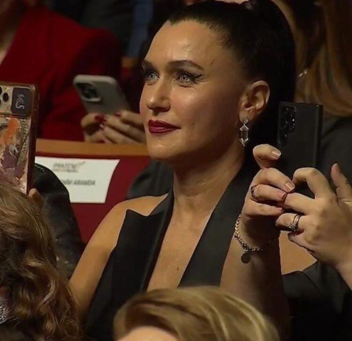 Şevval Sam'ın ödül alan oğlu Taro Emir Tekin'e bakışı... - Sayfa 8