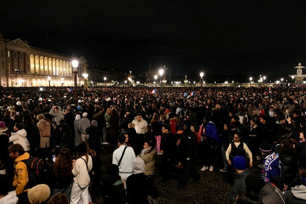 Paris yanıyor! Fransızlar milli takımlarını 50 bin kişiyle karşıladı - Sayfa 10