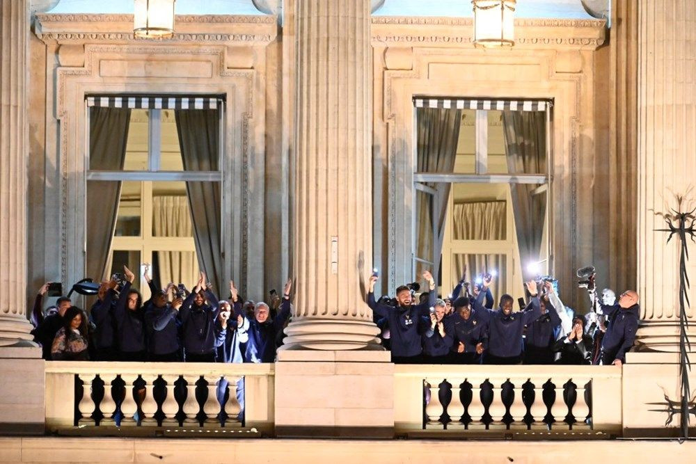 Paris yanıyor! Fransızlar milli takımlarını 50 bin kişiyle karşıladı - Sayfa 11