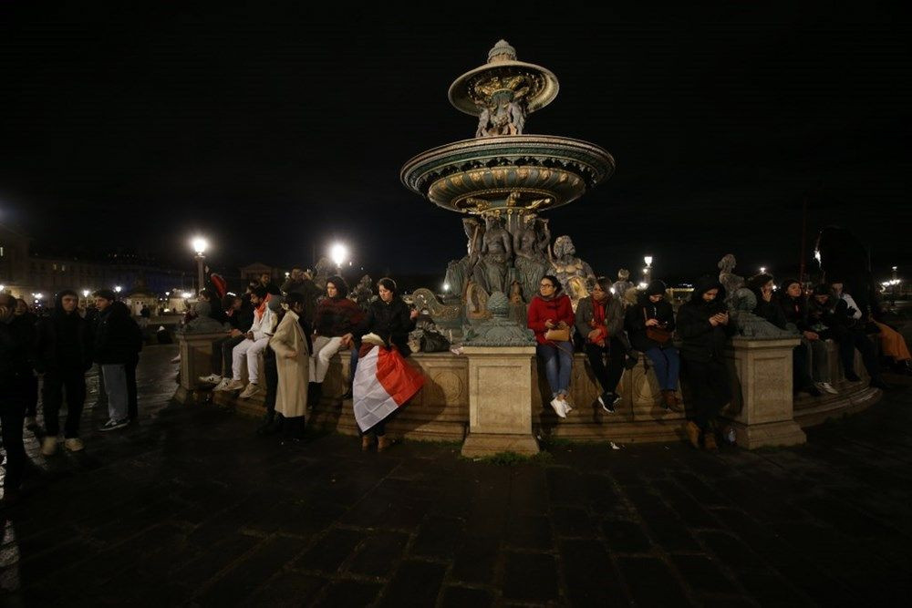 Paris yanıyor! Fransızlar milli takımlarını 50 bin kişiyle karşıladı - Sayfa 12