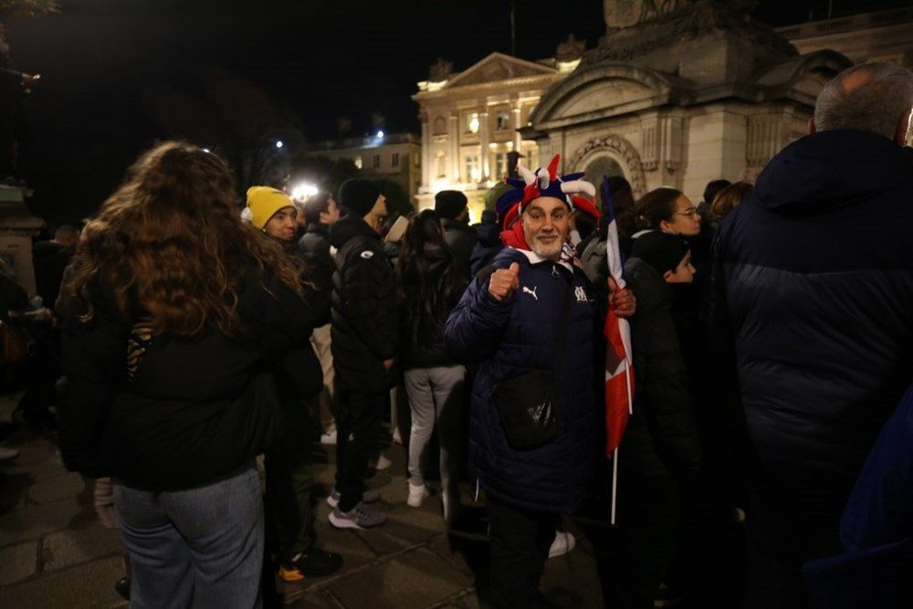 Paris yanıyor! Fransızlar milli takımlarını 50 bin kişiyle karşıladı - Sayfa 13