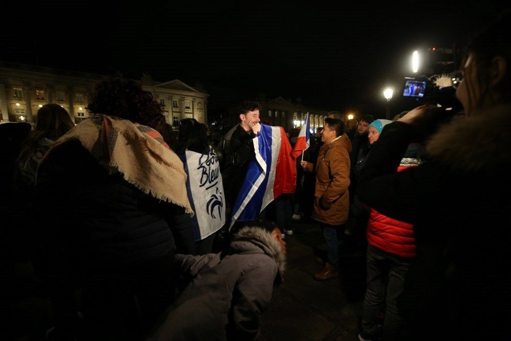 Paris yanıyor! Fransızlar milli takımlarını 50 bin kişiyle karşıladı - Sayfa 14