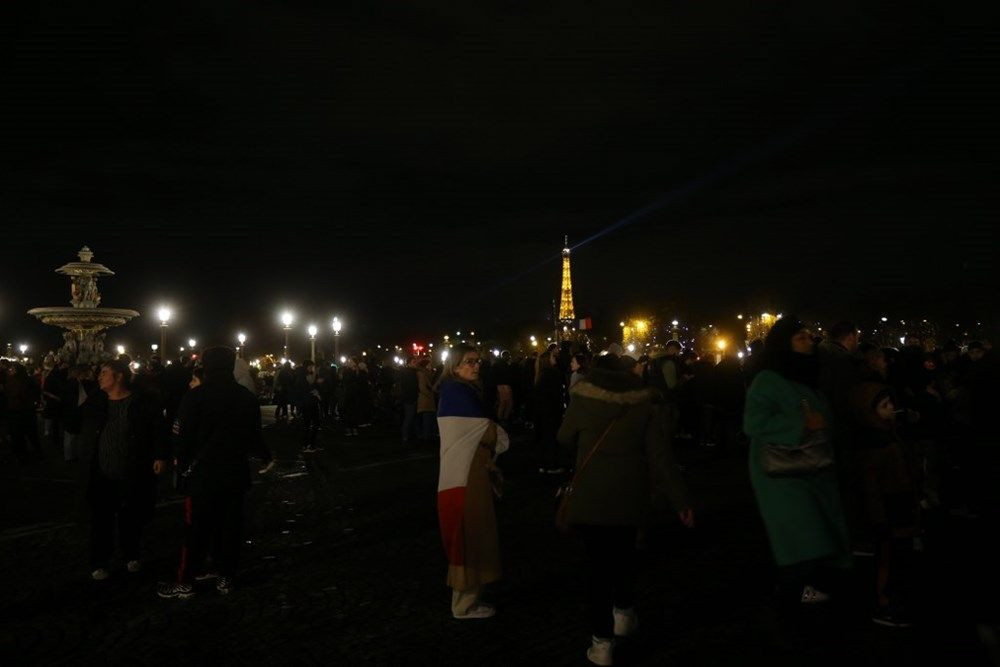 Paris yanıyor! Fransızlar milli takımlarını 50 bin kişiyle karşıladı - Sayfa 16