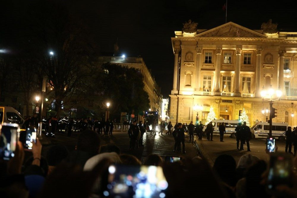 Paris yanıyor! Fransızlar milli takımlarını 50 bin kişiyle karşıladı - Sayfa 19