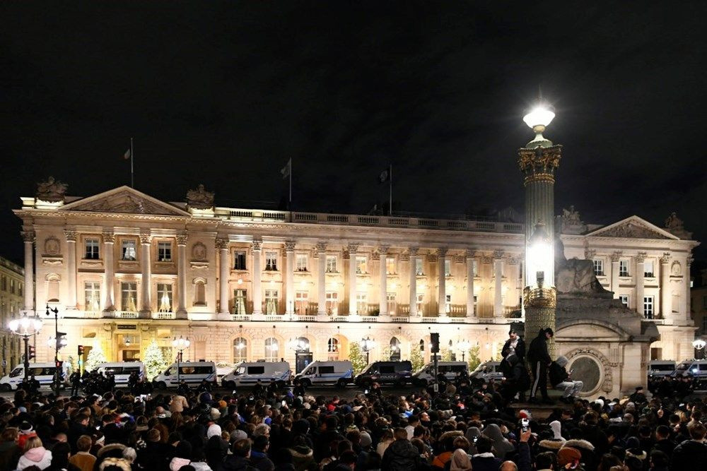 Paris yanıyor! Fransızlar milli takımlarını 50 bin kişiyle karşıladı - Sayfa 7