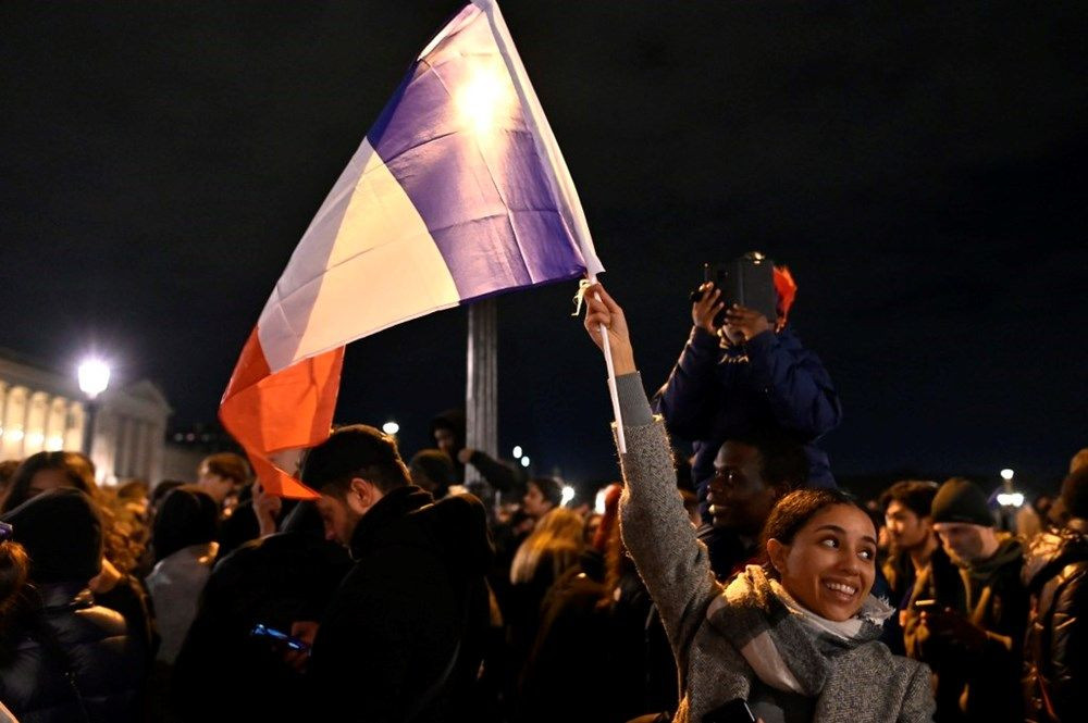 Paris yanıyor! Fransızlar milli takımlarını 50 bin kişiyle karşıladı - Sayfa 8