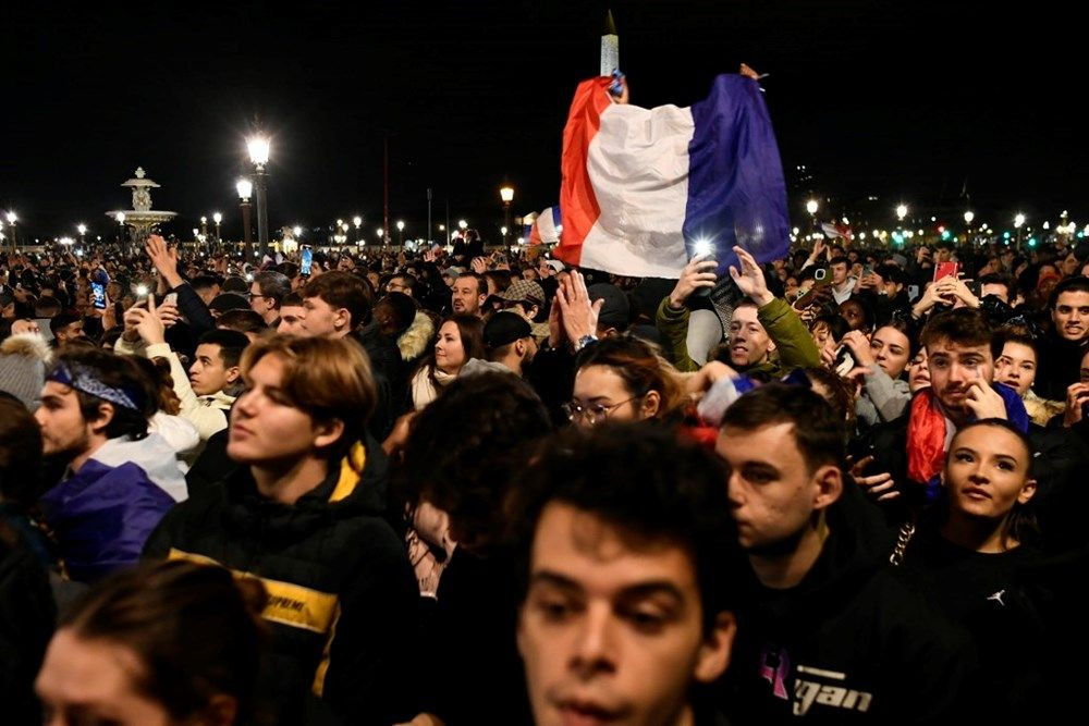 Paris yanıyor! Fransızlar milli takımlarını 50 bin kişiyle karşıladı - Sayfa 9