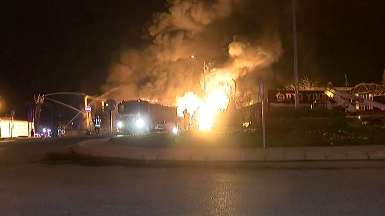 Arnavutköy'de korkutan yangın! 14 bin metrekarelik fabrika küle döndü! 2 kamyon kullanılamaz hale geldi - Sayfa 7