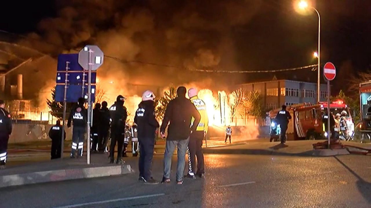 Arnavutköy'de korkutan yangın! 14 bin metrekarelik fabrika küle döndü! 2 kamyon kullanılamaz hale geldi - Sayfa 9