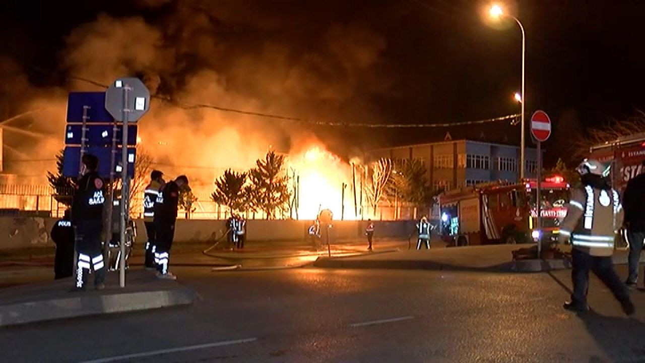 Arnavutköy'de korkutan yangın! 14 bin metrekarelik fabrika küle döndü! 2 kamyon kullanılamaz hale geldi - Sayfa 10