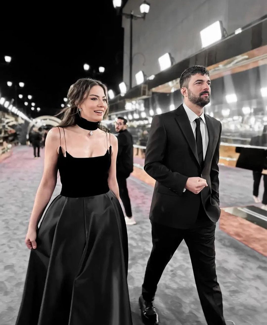 Engin Akyürek ile Demet Özdemir'in uyumlu tarzı ödül törenine damga vurdu - Sayfa 11