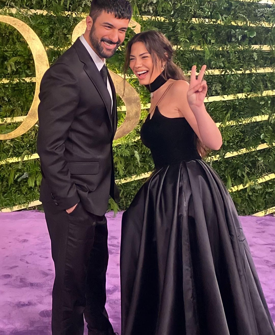 Engin Akyürek ile Demet Özdemir'in uyumlu tarzı ödül törenine damga vurdu - Sayfa 6