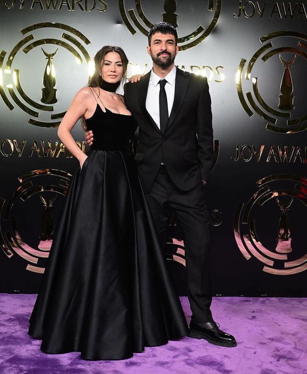 Engin Akyürek ile Demet Özdemir'in uyumlu tarzı ödül törenine damga vurdu - Sayfa 9