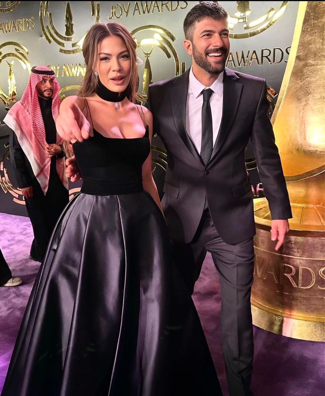 Engin Akyürek ile Demet Özdemir'in uyumlu tarzı ödül törenine damga vurdu - Sayfa 7