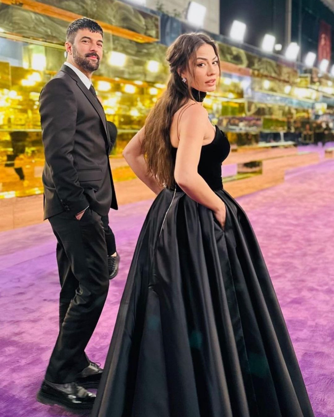 Engin Akyürek ile Demet Özdemir'in uyumlu tarzı ödül törenine damga vurdu - Sayfa 8