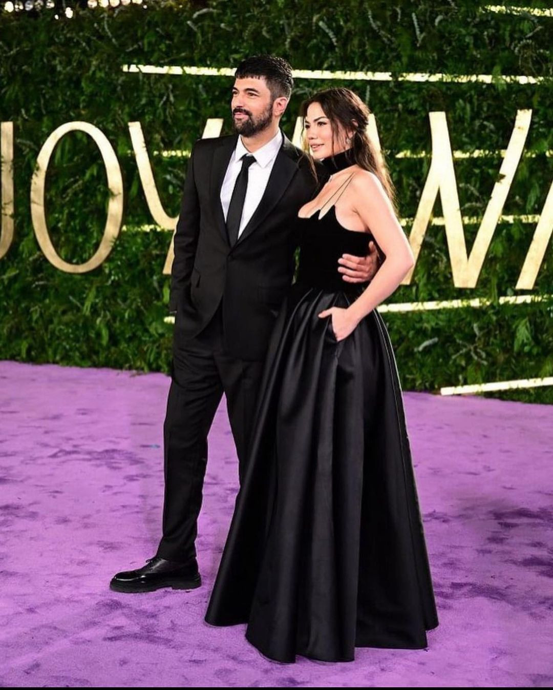 Engin Akyürek ile Demet Özdemir'in uyumlu tarzı ödül törenine damga vurdu - Sayfa 10