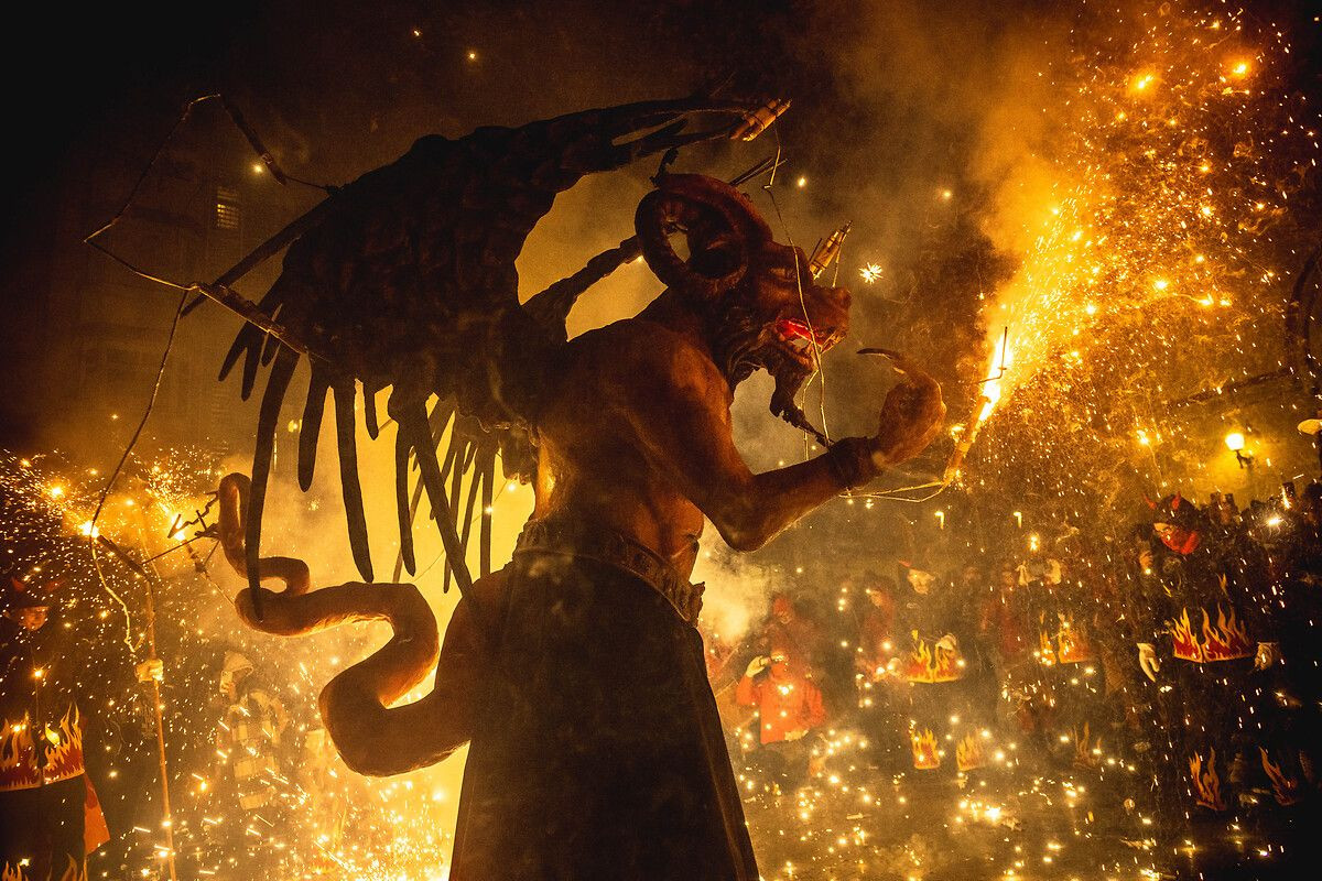 Barselona’da sokaklar kıvılcımlarla renklendi - Sayfa 6