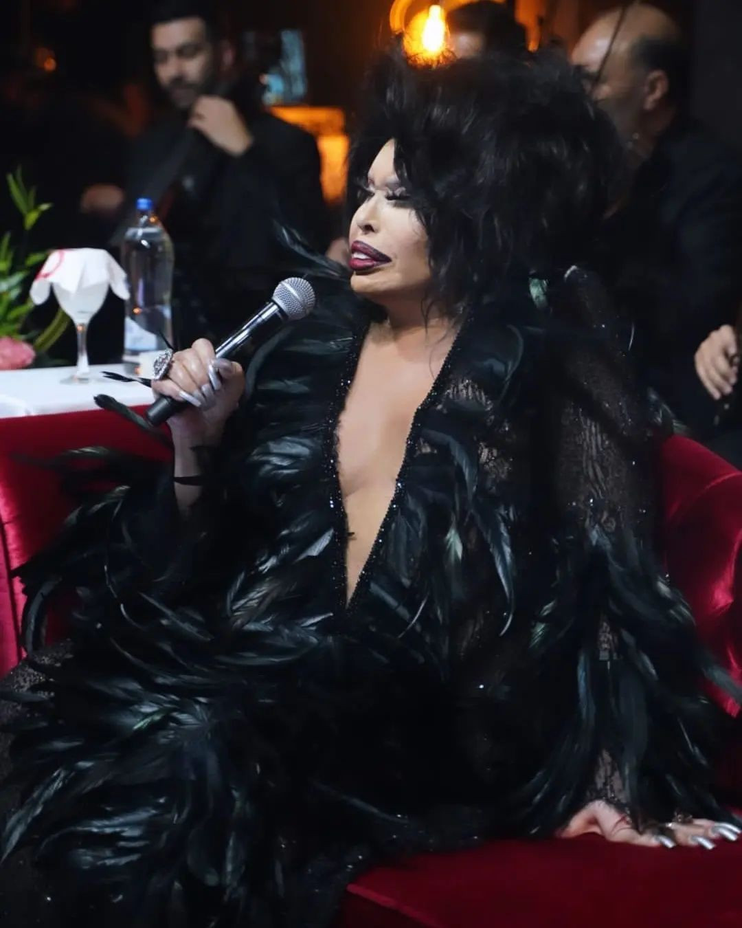 Dekoltesini konuşturdu... Bülent Ersoy'dan cesur kostüm seçimi - Sayfa 6