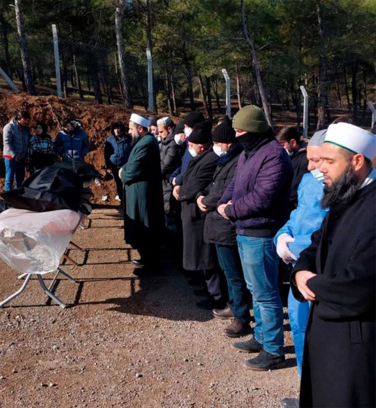 Diyanetten kahreden fetva! Salgın, hastalık, deprem vb. hallerde ihtiyaç duyulduğu takdirde cenazelerin ceset torbasıyla gömülmesi caizdir - Sayfa 10