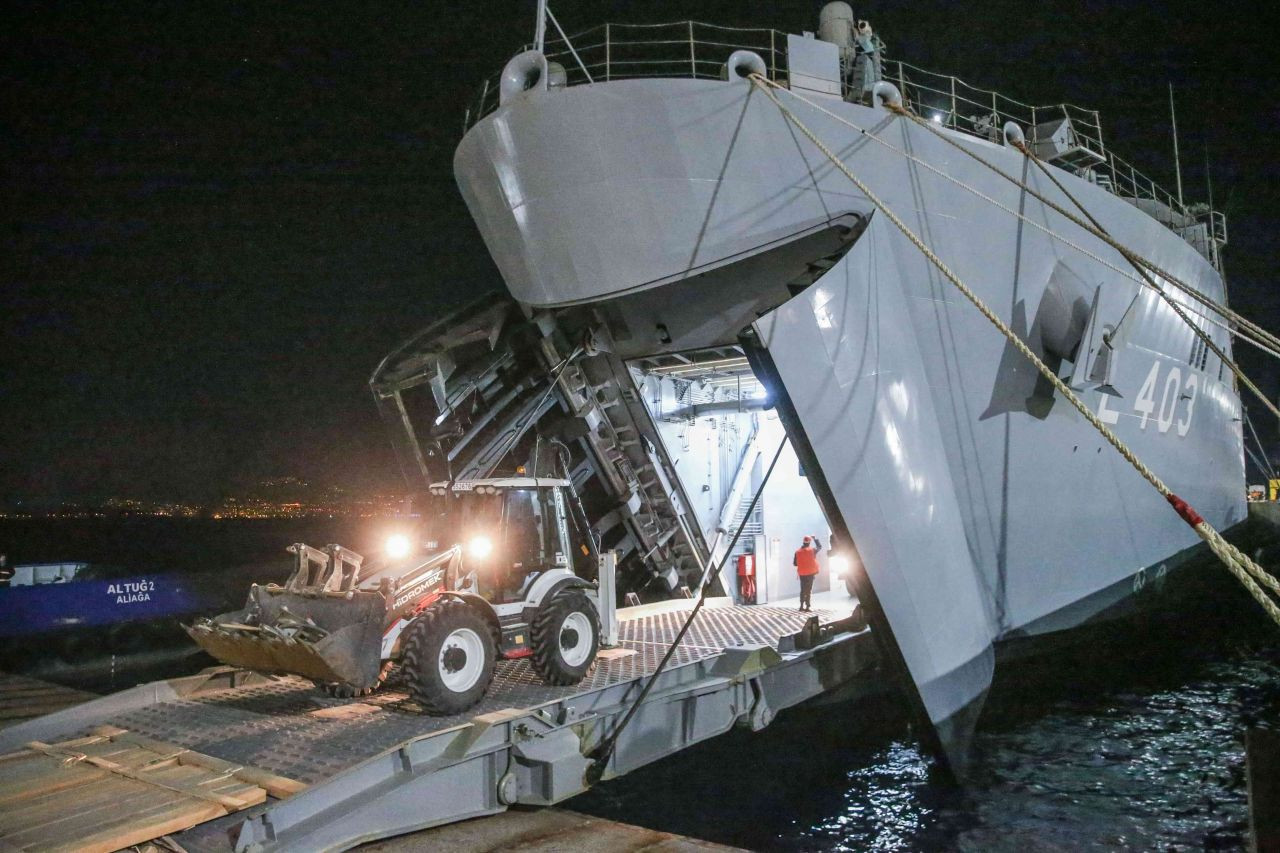 İş makinesi ve yardımları taşıyan TCG Bayraktar Hatay’da - Sayfa 7