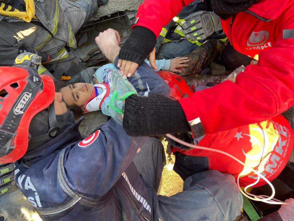 99'uncu saatte enkazdan çıkarılan Ayfer'in ilk isteği Zeynep Bastık'ın şarkısını dinlemek oldu - Sayfa 7