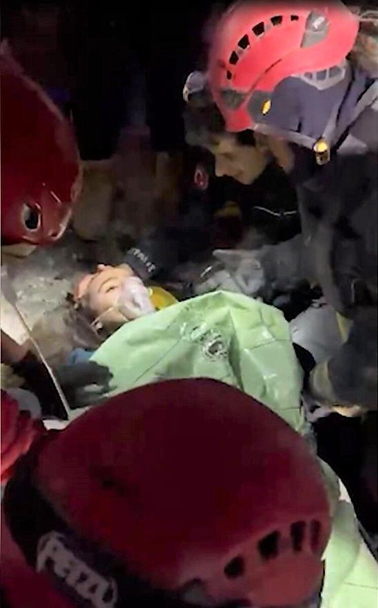 99'uncu saatte enkazdan çıkarılan Ayfer'in ilk isteği Zeynep Bastık'ın şarkısını dinlemek oldu - Sayfa 12