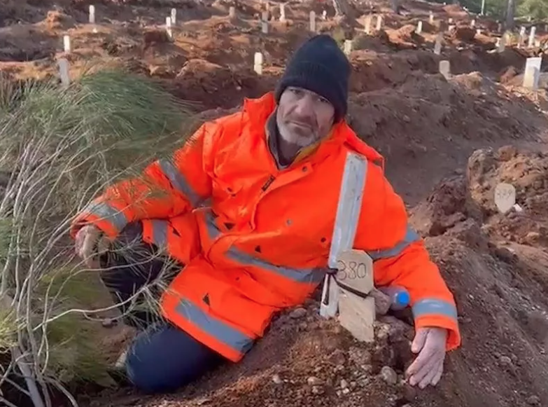 Depremde ölen kızının elini bırakmayan acılı baba, mezarının başından da ayrılamadı - Sayfa 5