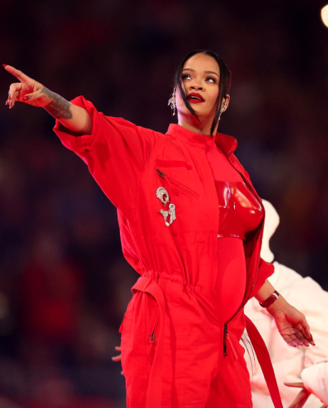 Rihanna ikinci bebeğine hamile! Büyüyen karnı Super Bowl'a damga vurdu - Sayfa 6