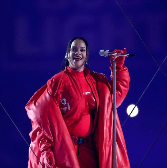 Rihanna ikinci bebeğine hamile! Büyüyen karnı Super Bowl'a damga vurdu - Sayfa 14