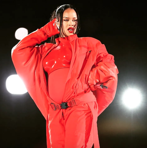 Rihanna ikinci bebeğine hamile! Büyüyen karnı Super Bowl'a damga vurdu - Sayfa 13