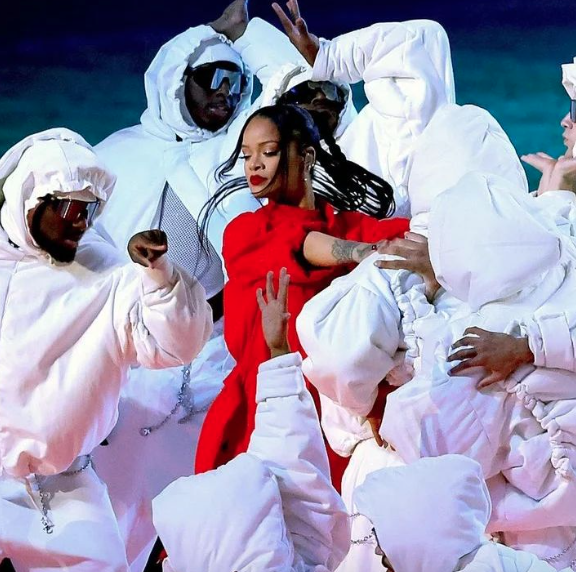 Rihanna ikinci bebeğine hamile! Büyüyen karnı Super Bowl'a damga vurdu - Sayfa 12