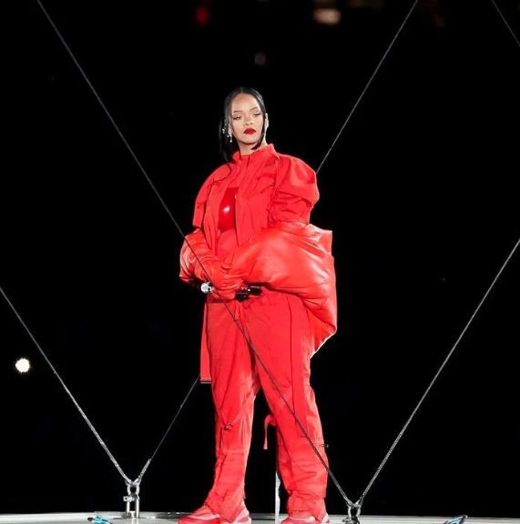 Rihanna ikinci bebeğine hamile! Büyüyen karnı Super Bowl'a damga vurdu - Sayfa 11