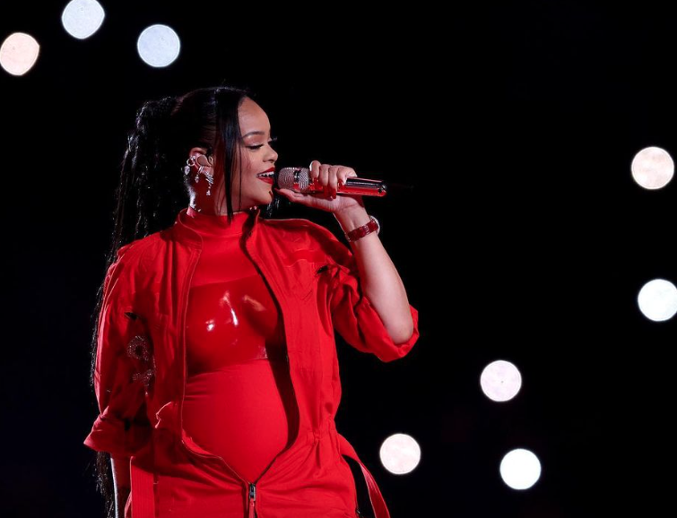 Rihanna ikinci bebeğine hamile! Büyüyen karnı Super Bowl'a damga vurdu - Sayfa 10