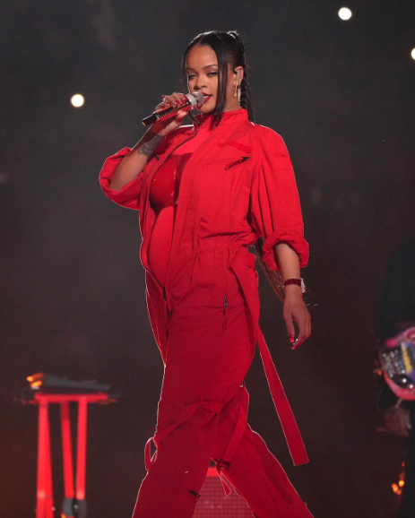 Rihanna ikinci bebeğine hamile! Büyüyen karnı Super Bowl'a damga vurdu - Sayfa 8