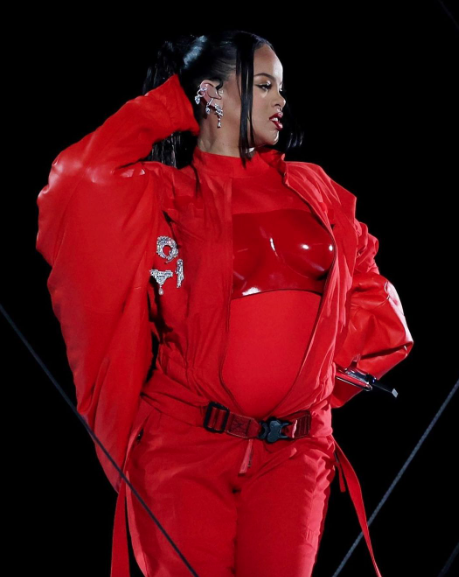 Rihanna ikinci bebeğine hamile! Büyüyen karnı Super Bowl'a damga vurdu - Sayfa 7