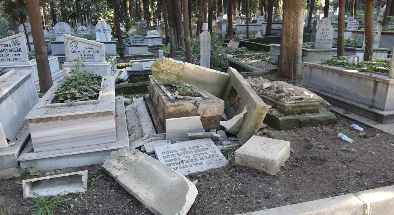 Hatay'da mezarlar deprem yüzünden yollara uçtu - Sayfa 8