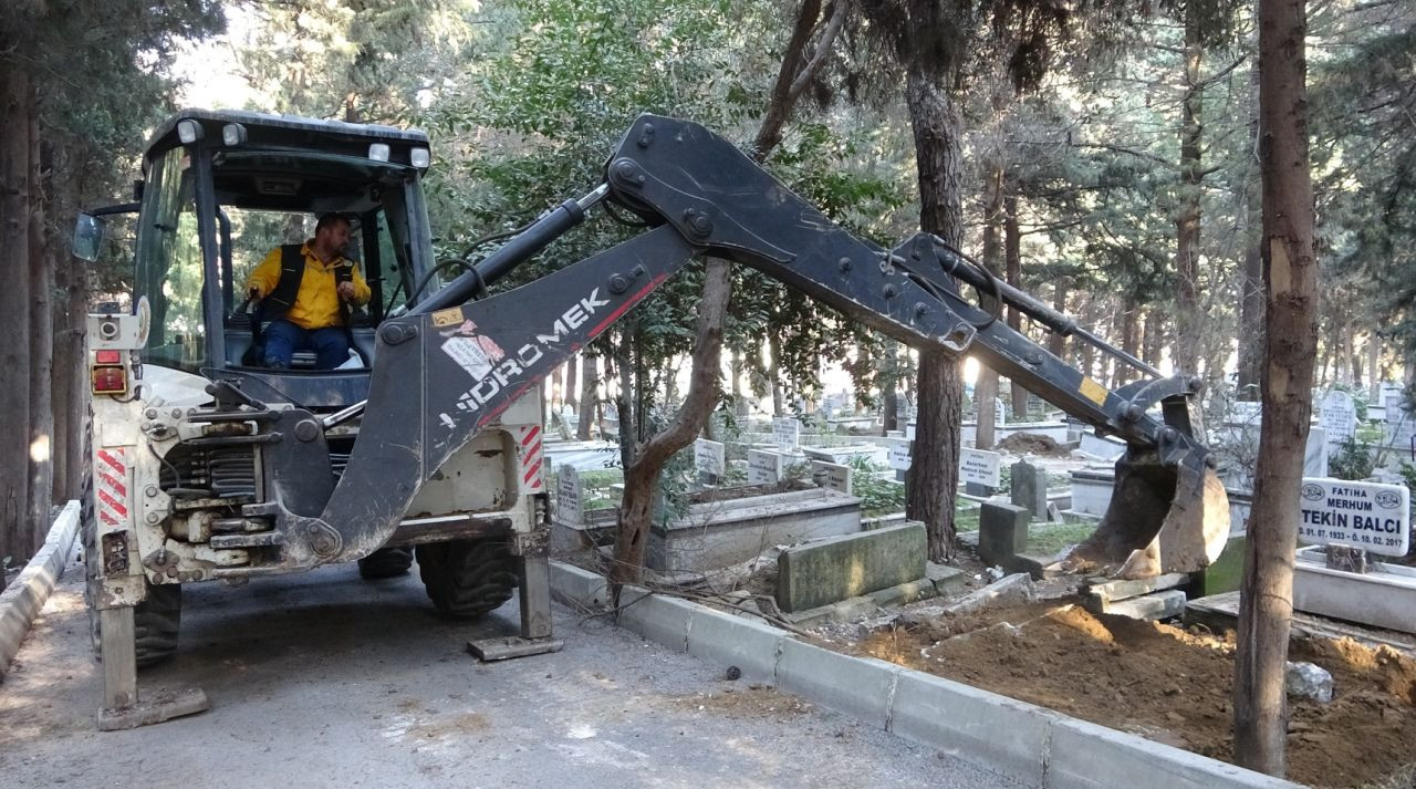 Hatay'da mezarlar deprem yüzünden yollara uçtu - Sayfa 5