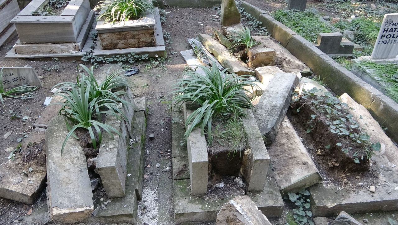 Hatay'da mezarlar deprem yüzünden yollara uçtu - Sayfa 7