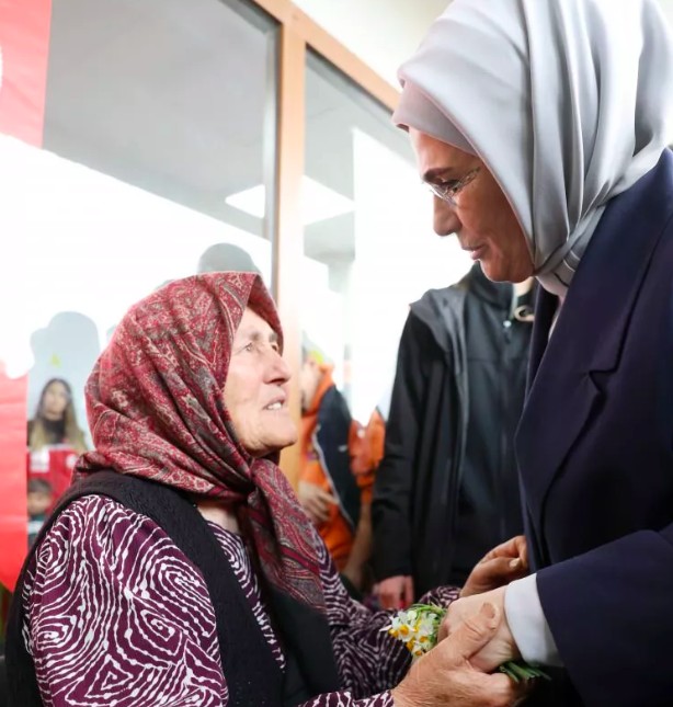 Emine Erdoğan depremzedeleri ziyaret etti - Sayfa 11